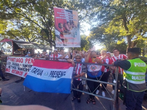 Jubilados y pensionados se manifestaron exigiendo la intervención de la Caja Municipal