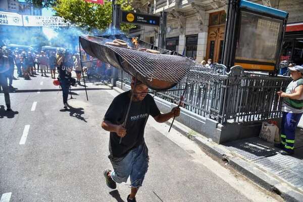 Sindicatos de Argentina hacen primera demostración de fuerza contra reformas de Milei - Mundo - ABC Color
