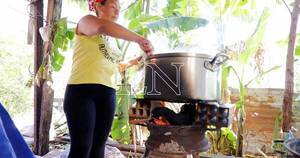 La Nación / Ollas populares siguen ayudando a cientos de familias en el bañado Tacumbú