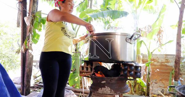 La Nación / Ollas populares siguen ayudando a cientos de familias en el bañado Tacumbú