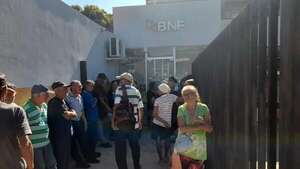 Personas de la tercera edad esperaron bajo el Sol para cobrar en un cajero del BNF de Ñemby - Nacionales - ABC Color