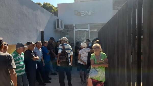 Personas de la tercera edad esperaron bajo el Sol para cobrar en un cajero del BNF de Ñemby - Nacionales - ABC Color