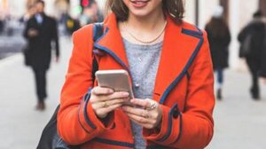 Caminar y usar el celular al mismo tiempo aumenta el riesgo de lesiones, según expertos