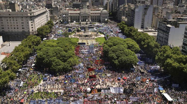 Tras masivas protestas, sindicatos argentinos "seguirán la lucha" para que caigan reformas de Milei
