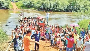Hartos de precaria balsa, piden puente sobre el Monday