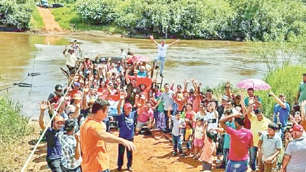 Hartos de precaria balsa, piden puente sobre el Monday