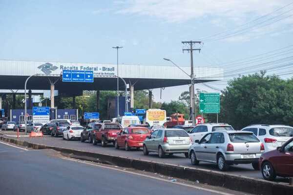 Huelga en Receita Federal afecta flujo de cargas en la frontera - ADN Digital