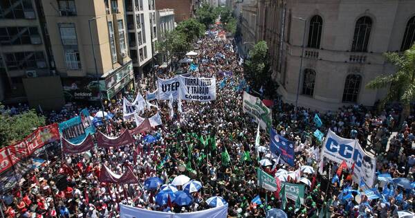La Nación / Opositores a Milei libran su primera pulseada en las calles