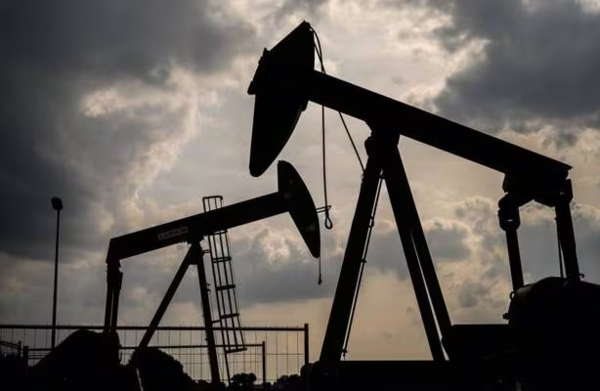Petróleo sube tras caída de reservas en EEUU