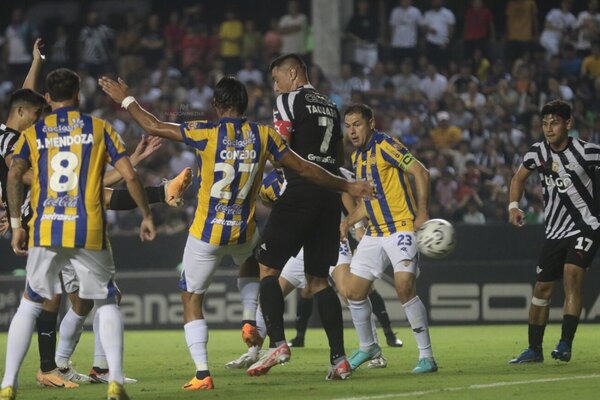 Versus / La confesión de "Tacuara" Cardozo al árbitro en el polémico gol liberteño