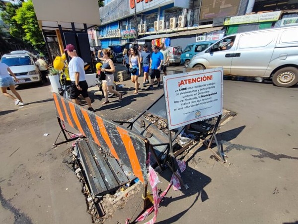 CDE recibirá su aniversario con gigantescos y antiguos baches en el centro y los barrios