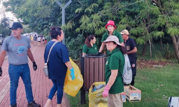 Vecinos se remangan y limpian inmediaciones del Parque Independencia en Franco