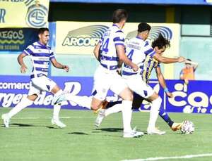 2 de Mayo-Sportivo Trinidense, el penúltimo juego de la segunda - Fútbol - ABC Color