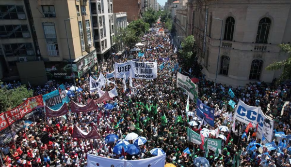 Opositores a Milei libran su primera pulseada en las calles
