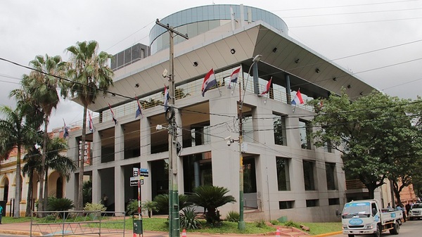 Absurdas jefaturas y cargos con millonarios salarios en el Congreso desangran al fisco - Noticias Paraguay