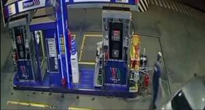 [VIDEO] Cargó tanque lleno de combustible, pidió cerveza a bulto y rajó sin pagar