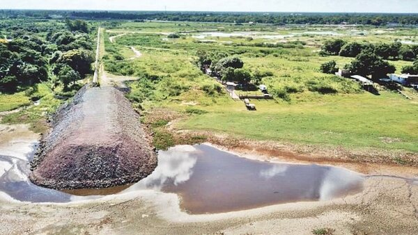 Parlamentarios verificarán muros de piedra en playa Remansito