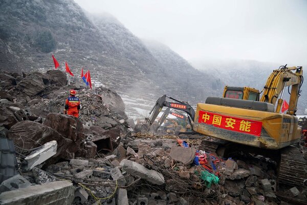 Suben a 44 los fallecimientos por el alud en el suroeste de China - .::Agencia IP::.
