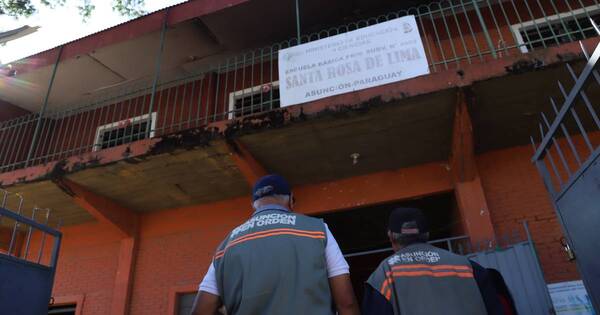 La Nación / Comuna asuncena colabora con limpieza de escuela incendiada por ladrones