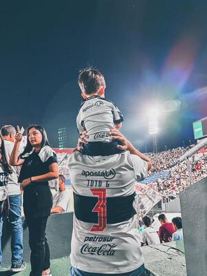 “Una tarde mi viejo me llevó”: Toto llevó por primera vez a su hijo Caye a la cancha - trece