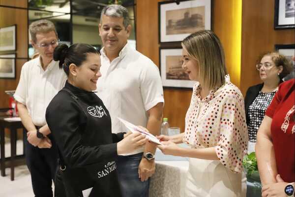 Bar de 137 años cuenta con los primeros mozos profesionales - El Independiente