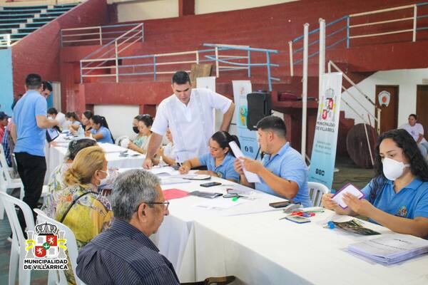 Entregaron tarjetas a personas de la tercera edad