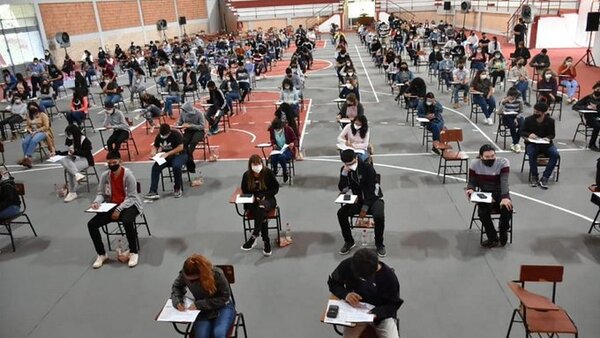 Habilitan a 13.030 postulantes a las becas del Gobierno para el examen