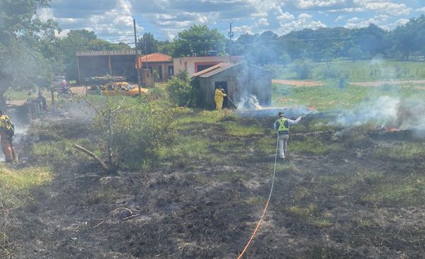 Principio de incendio en el Barrio Azucena por causa de la venta irregular de aceite de motor sucio - Noticiero Paraguay