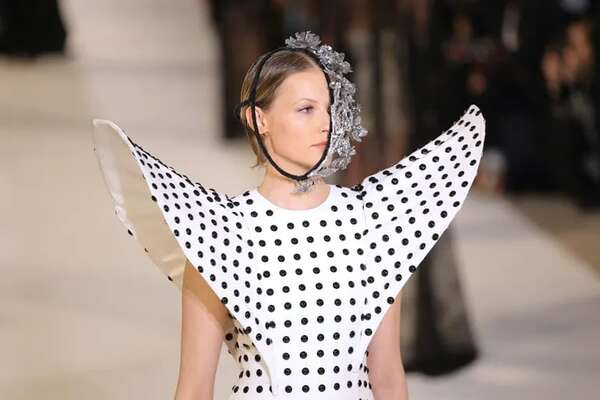 Juana Martín en la pasarela de Alta Costura de París con un guiño a Julio Romero de Torres - Estilo de vida - ABC Color