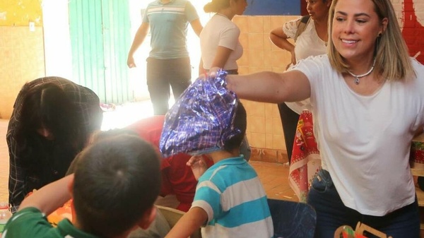 Lizarella festejó su cumple con los niños de un albergue