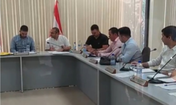 Presentan minuta para análisis de incompatibilidad de cargos del concejal Pey Vargas