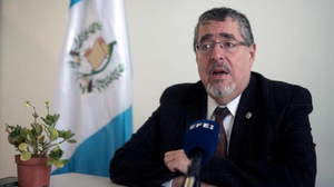 El presidente de Guatemala encuentra micrófonos en su despacho