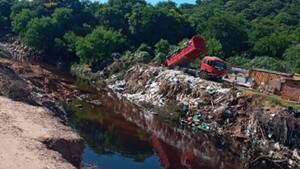 Camiones tumba arrojan basura al costado del arroyo Lambaré