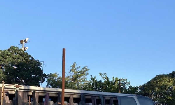 (VIDEO). Aijue el bus que transportaba a los peloteros cerristas llegó todo reventado a Villa Elisa