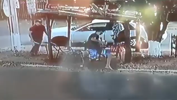 (VIDEO). Supuesto funcionario de Migraciones intentó degollar a un vendedor