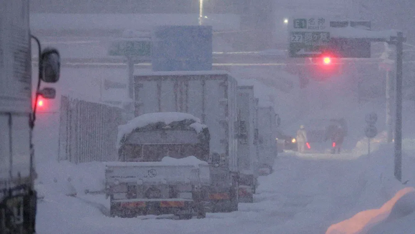 Japón: fuertes nevadas continuarán luego de que 800 autos quedaran atrapados en una autopista - Megacadena - Diario Digital