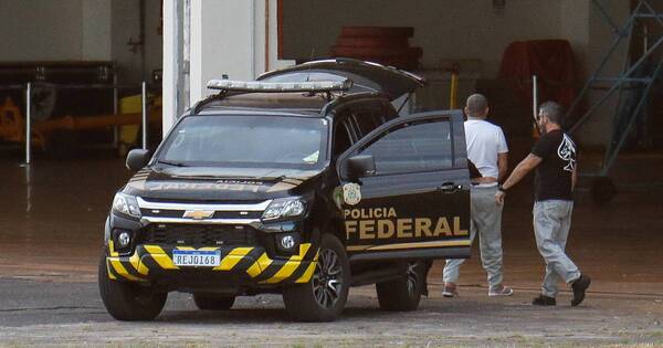 La Nación / Realizan allanamientos por espionaje ilegal de Bolsonaro