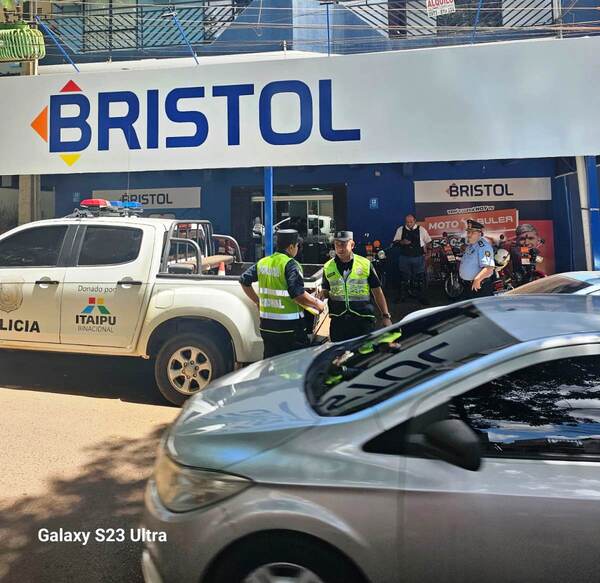 Delincuentes asaltan sucursal de Bristol y roban dinero y celulares de alta gama - La Clave
