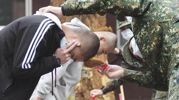Taiwán regresa al servicio militar de un año con rapado de jóvenes reclutas