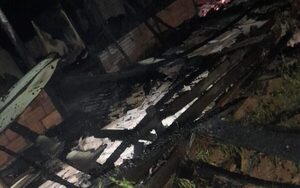 Vivienda se incendia en Cedrales