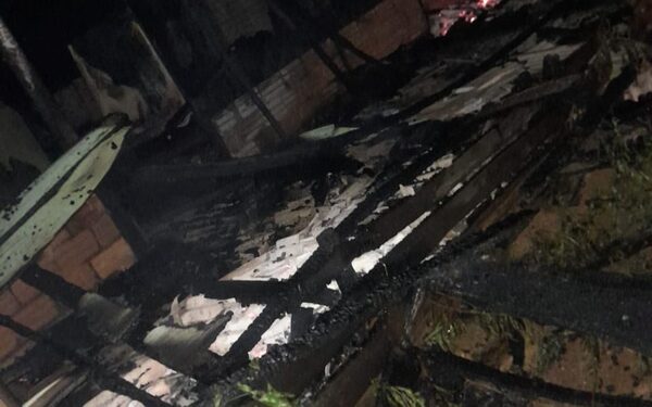 Vivienda se incendia en Cedrales