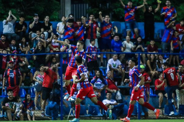 El Ciclón golea y se afirma en la cima del Apertura - .::Agencia IP::.
