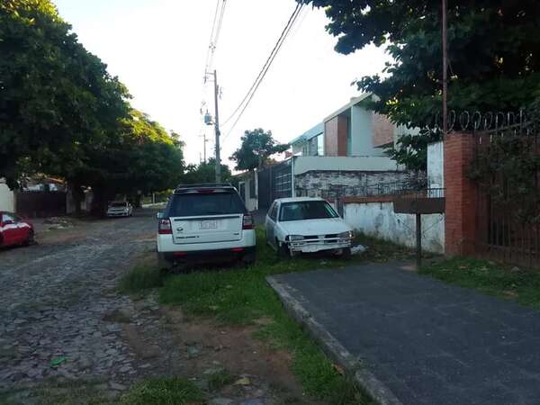 Autos abandonados y convertidos en criaderos de mosquitos - Nacionales - ABC Color