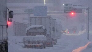 Japón: fuertes nevadas continuarán luego de que 800 autos quedaran atrapados en una autopista