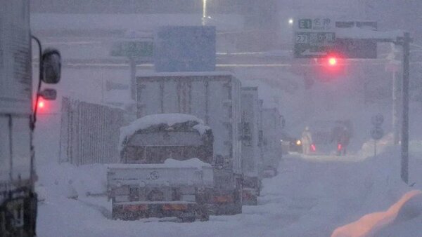 Japón: fuertes nevadas continuarán luego de que 800 autos quedaran atrapados en una autopista