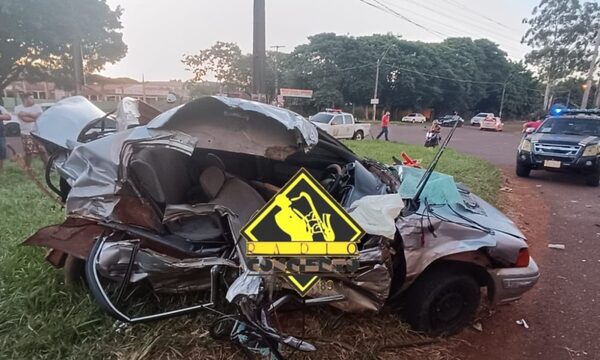 Violento accidente en Hernandarias deja cuantiosos daños materiales