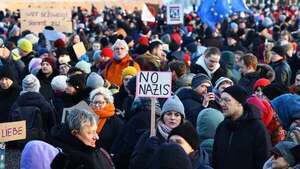 Condenados a un curso antiodio por emitir discurso de Hitler por la megafonía de un tren - Mundo - ABC Color