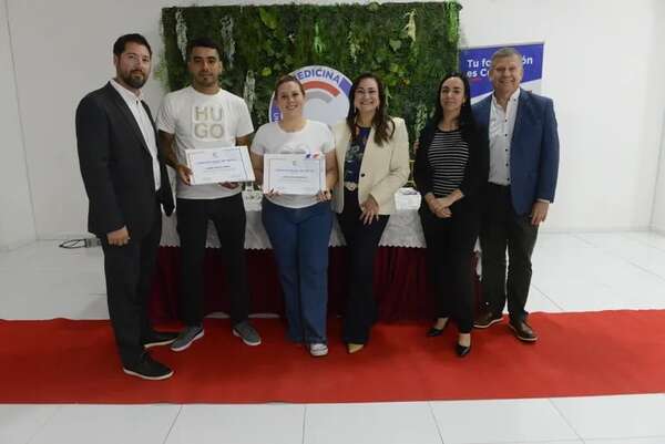 Becas en ANR: UCP entregó las primeras tres de las 25 becas para estudiar Medicina - Social Brand - ABC Color