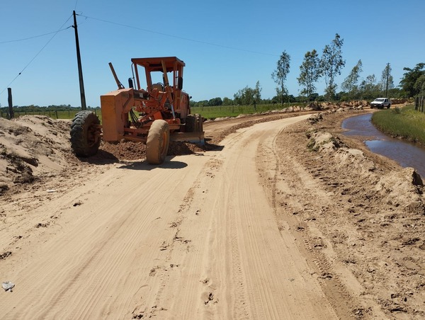 Equipos viales reparan caminos vecinales en el departamento de Misiones - .::Agencia IP::.