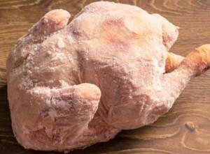 ¡Pero que atento y romántico!: para cumplirle a su "lapa", robó pollo congelado